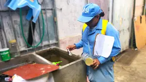 Brigadistas continúan eliminación de criaderos de zancudo en barrios capitalinos