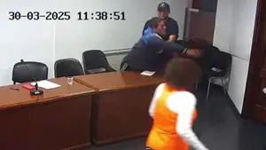 Detenido ataca a juez en plena audiencia