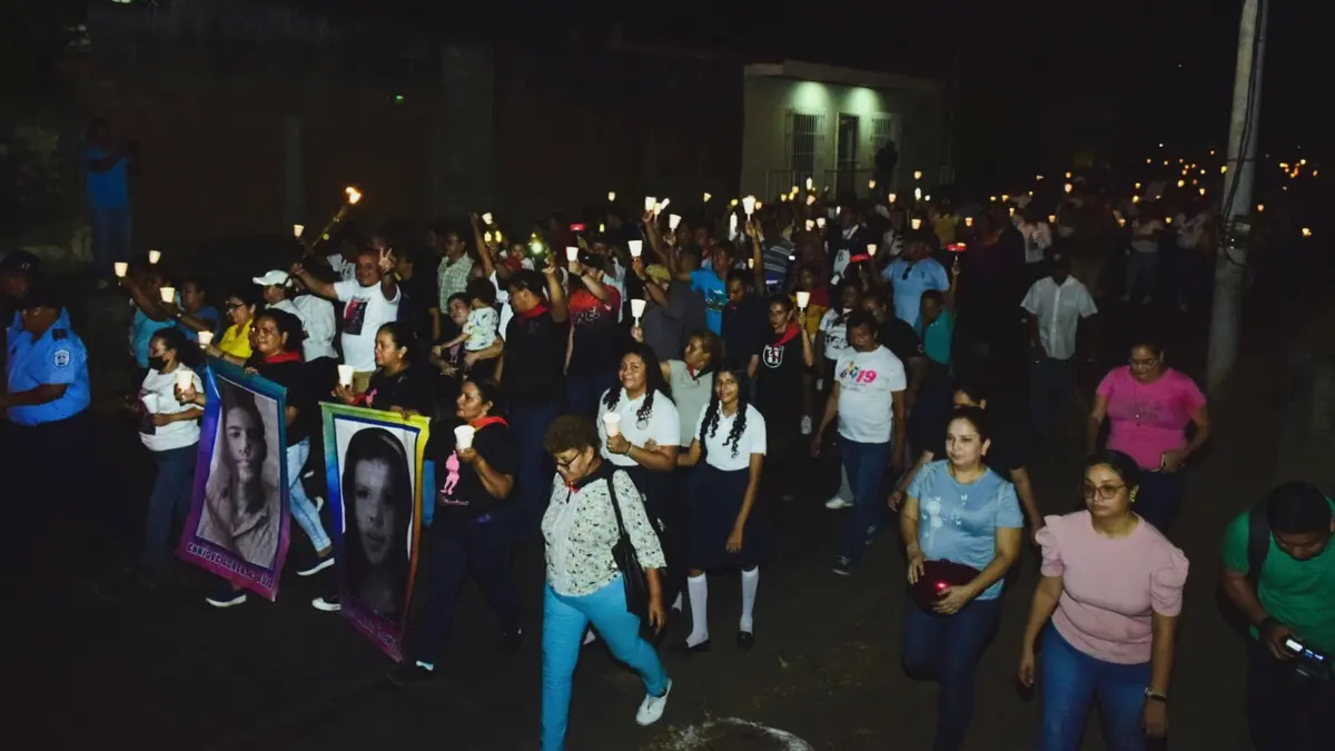 Caminata de las velas honra a héroes revolucionarios en León