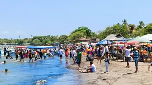 Turistas disfrutan del lago Cocibolca en San Jorge