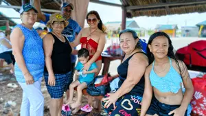 Familias disfrutan las playas de El Bluff en Verano Seguro