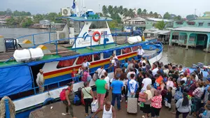 Centenares embarcan desde Bluefields para disfrutar Semana Santa en el Caribe