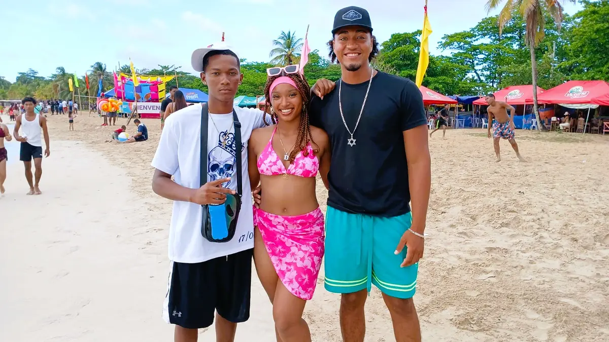 Turistas disfrutan de las frescas aguas de Corn Island en Semana Santa