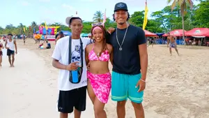 Turistas disfrutan de las frescas aguas de Corn Island en Semana Santa