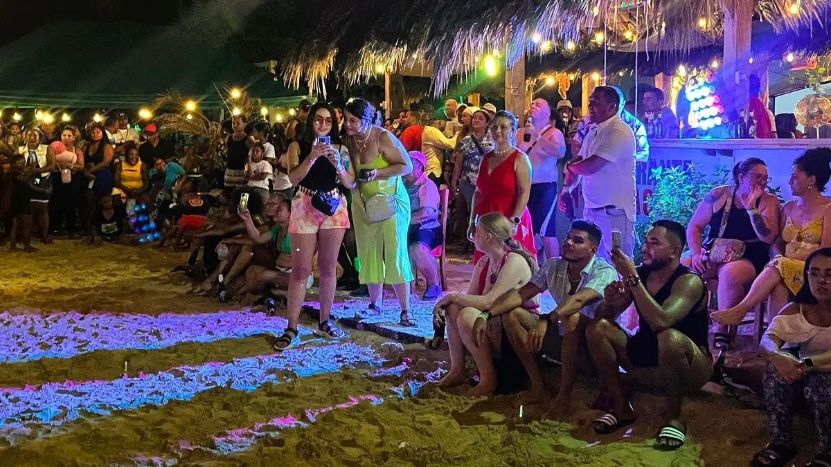Turistas disfrutan concierto en Picnic Beach en Caribe Sur