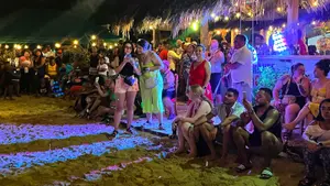 Turistas disfrutan concierto en Picnic Beach en Caribe Sur
