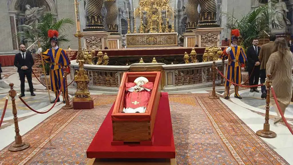 Multitud despide al papa Francisco en plaza San Pedro