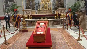 Multitud despide al papa Francisco en plaza San Pedro