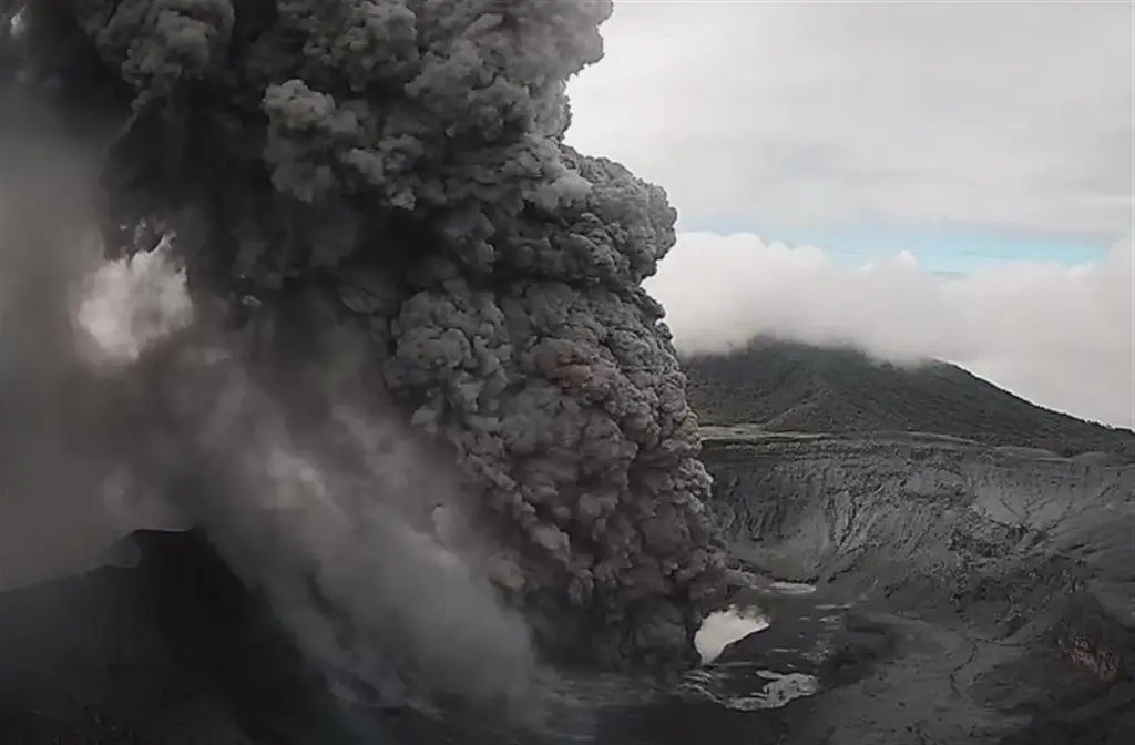 Alerta naranja por intensa actividad del volcán Poás en Costa Rica