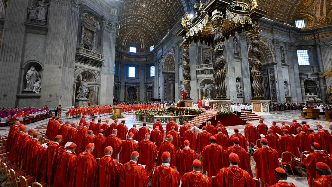 Cardenales del vaticano ven "Cónclave" antes de elegir nuevo papa