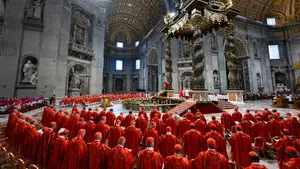 Cardenales del vaticano ven "Cónclave" antes de elegir nuevo papa