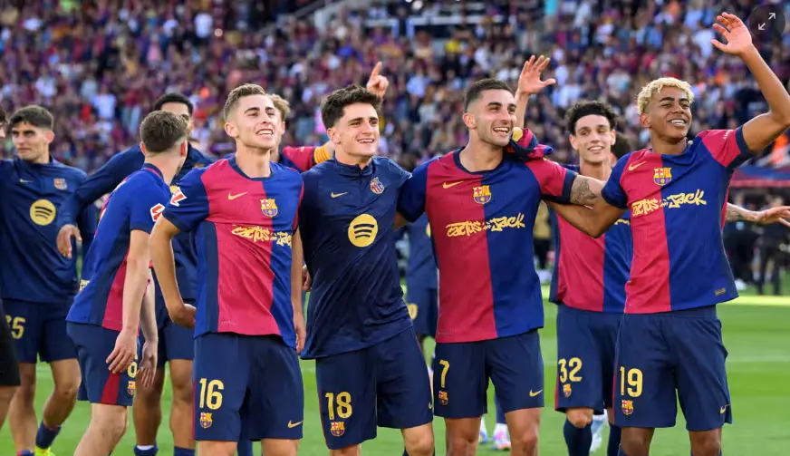 Barcelona remonta al Real Madrid y queda a un paso del título