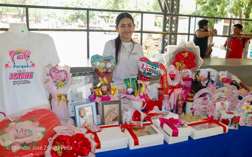 Jóvenes emprendedores destacan en el Festival “Amor a Mamá”