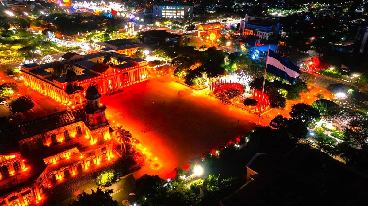 Plaza de la Revolución se ilumina en rojo por el 80 aniversario de la Victoria sobre el Fascismo