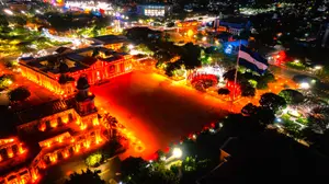 Plaza de la Revolución se ilumina en rojo por el 80 aniversario de la Victoria sobre el Fascismo