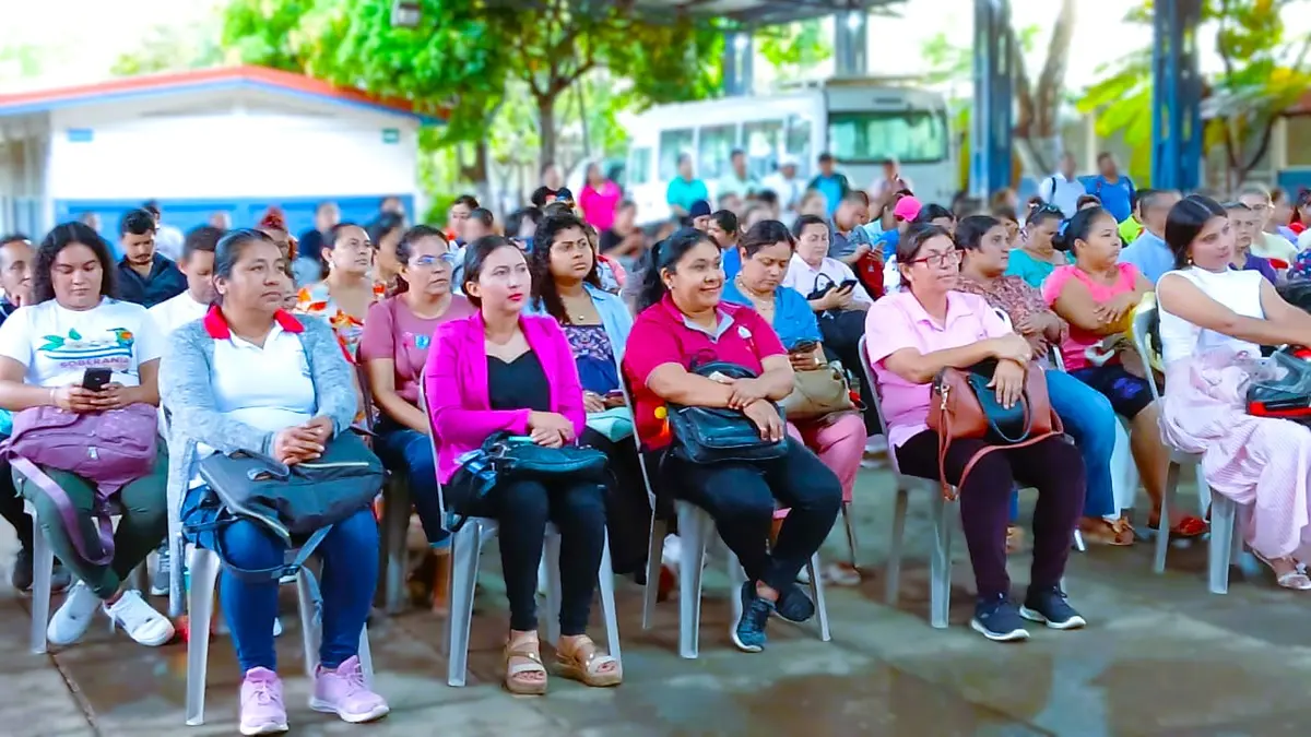 Carazo reconoce a mujeres del sistema educativo