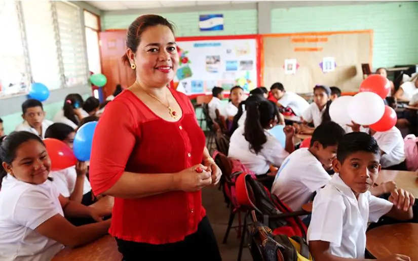 Día del Maestro se celebra con bono presidencial para los educadores