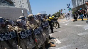EE.UU. militariza Los Ángeles ante protestas anti-redadas de inmigrantes