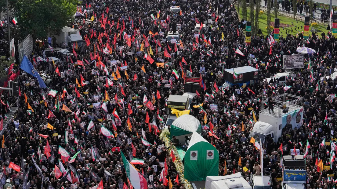 Irán despide a sus víctimas con cánticos contra EE.UU. e Israel