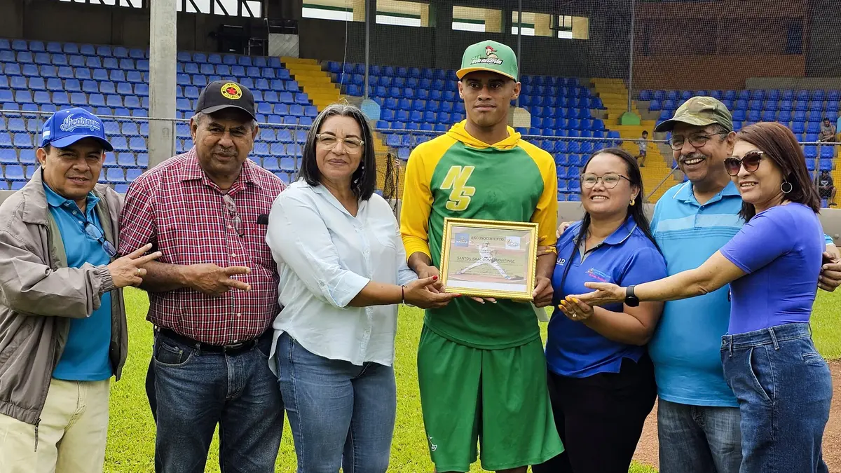 Pitcher Santos Gómez es reconocido por récord histórico en el Germán Pomares