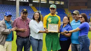 Pitcher Santos Gómez es reconocido por récord histórico en el Germán Pomares