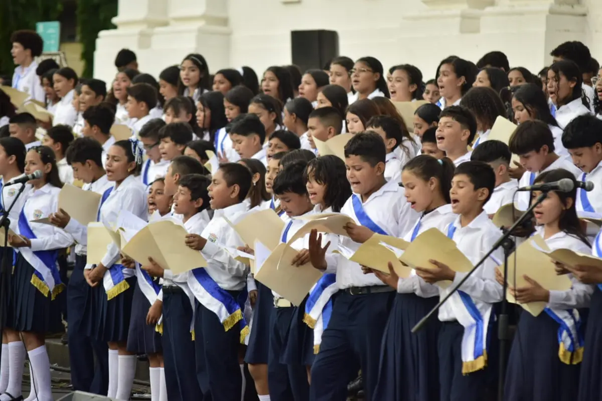 Coro Rubén Darío realiza concierto musical al 46 aniversario de la liberación de León