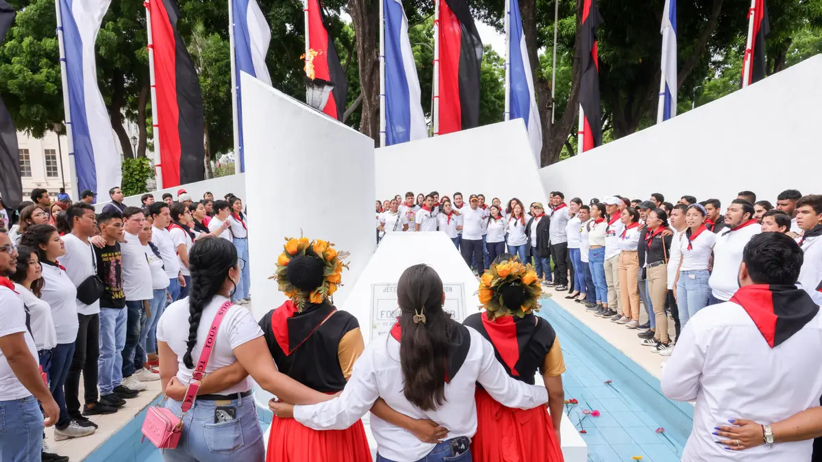 Con flores y cantos, Juventud Sandinista conmemoran al comandante Carlos