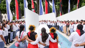 Con flores y cantos, Juventud Sandinista conmemoran al comandante Carlos