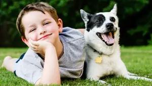 Estas son las ventajas de criar a los niños con mascotas en el hogar