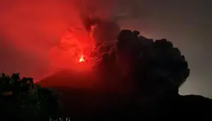 Guatemala bajo alerta por aumento de erupción del volcán de Fuego