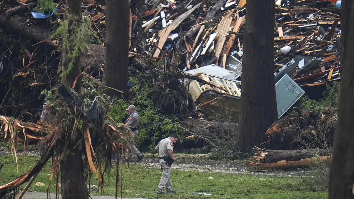 Inundaciones en Texas dejan al menos 135 muertos y decenas sin localizar