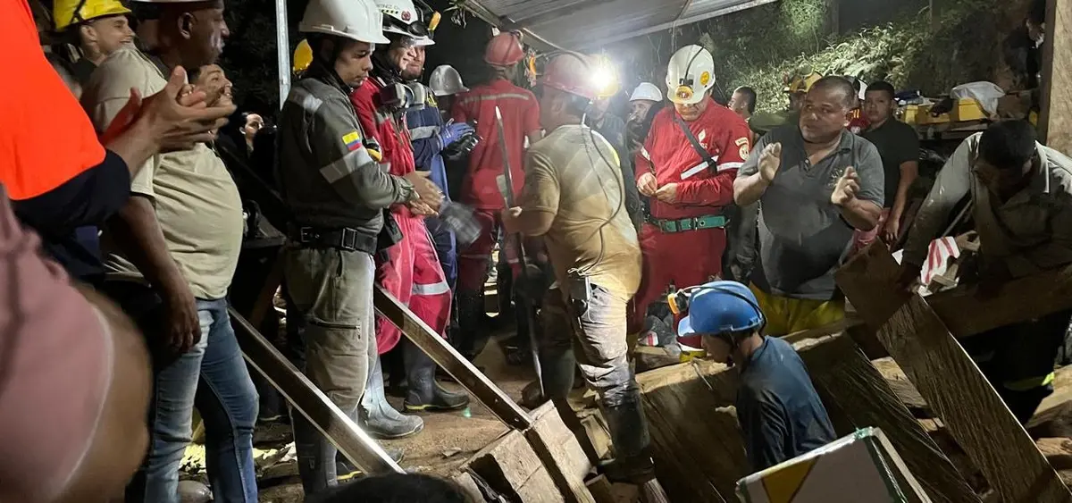 Rescatan con vida a 18 mineros atrapados en Antioquia, Colombia