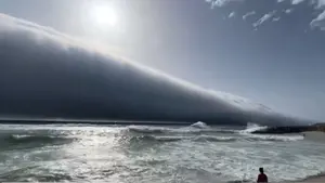 Un ‘tsunami’ de nubes paraliza playas de Portugal