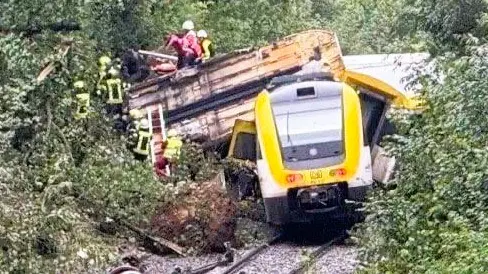 Tren expreso se descarrila en Alemania y deja víctimas mortales