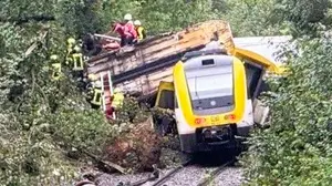 Tren expreso se descarrila en Alemania y deja víctimas mortales