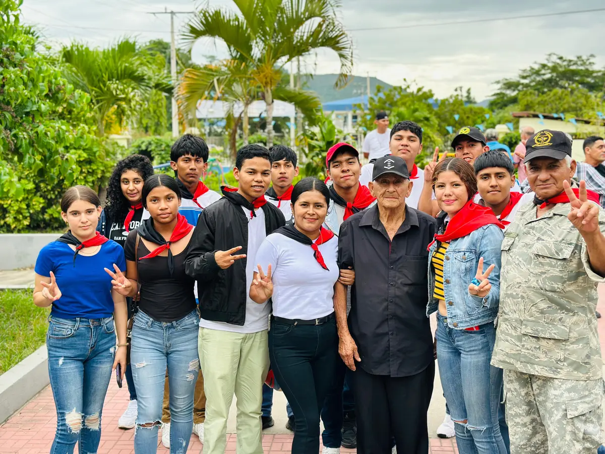 Jóvenes y veteranos sandinistas abrazan el legado de lucha y dignidad
