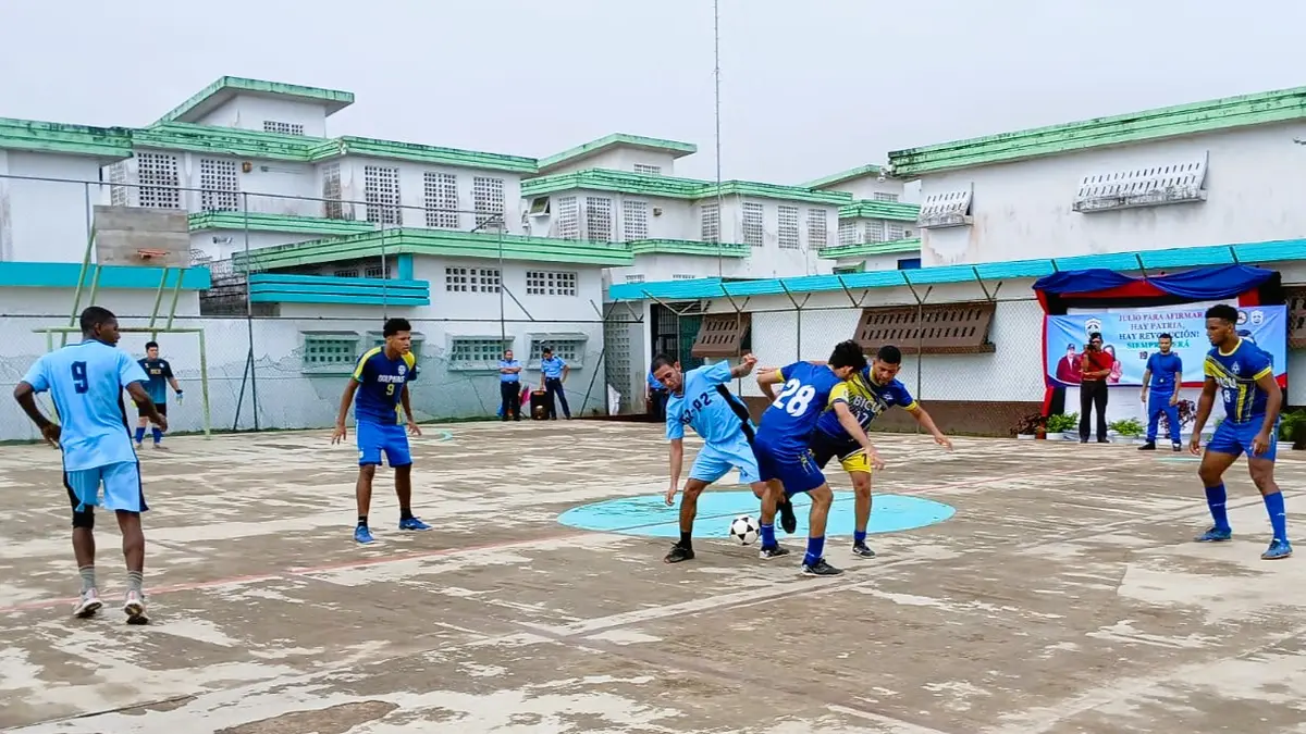 Fútbol sala une a internos y universitarios en Bluefields