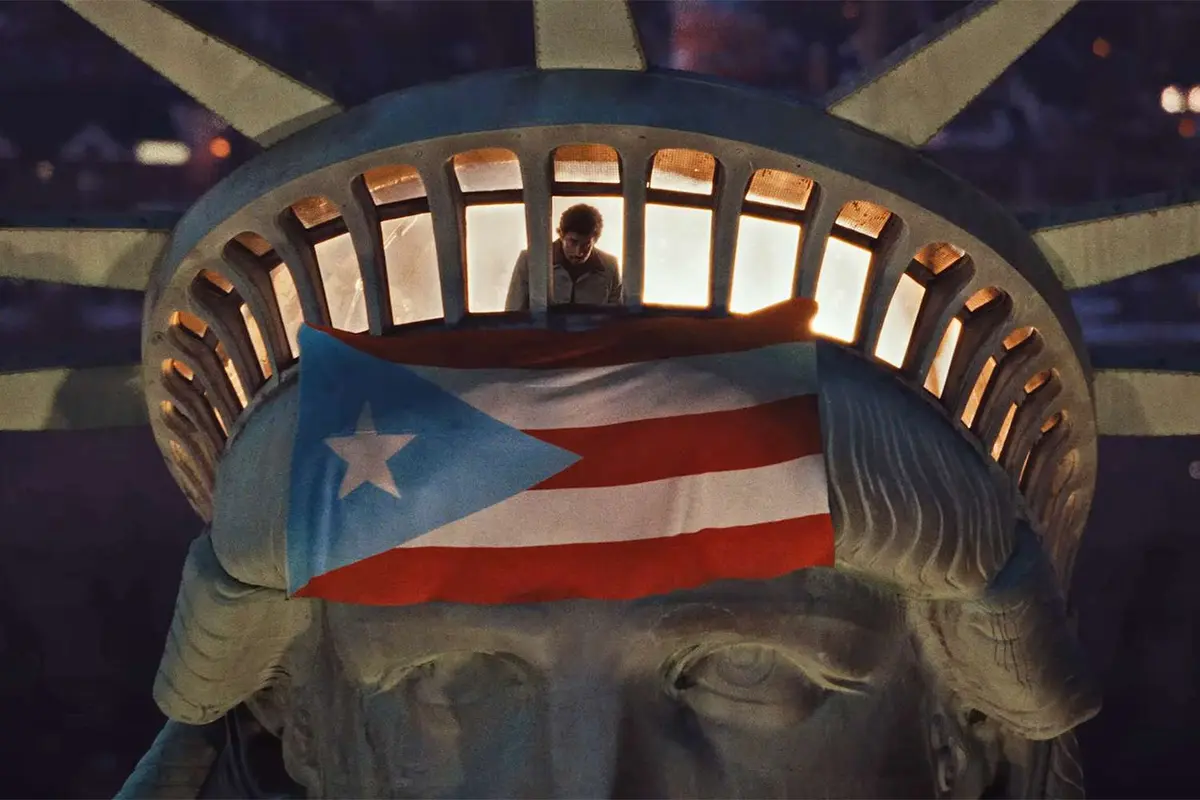 ¿Trump "se disculpa" con inmigrantes en nuevo videoclip de Bad Bunny?