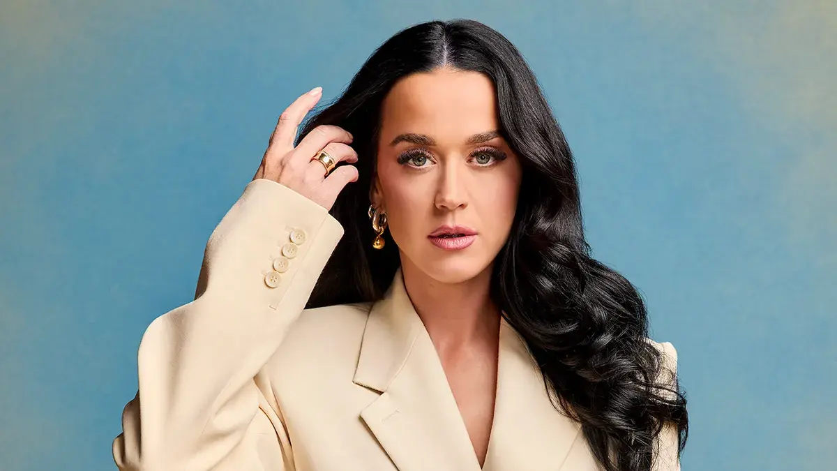 ¡Por poco! Katy Perry casi cae volando durante su concierto
