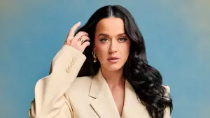 ¡Por poco! Katy Perry casi cae volando durante su concierto