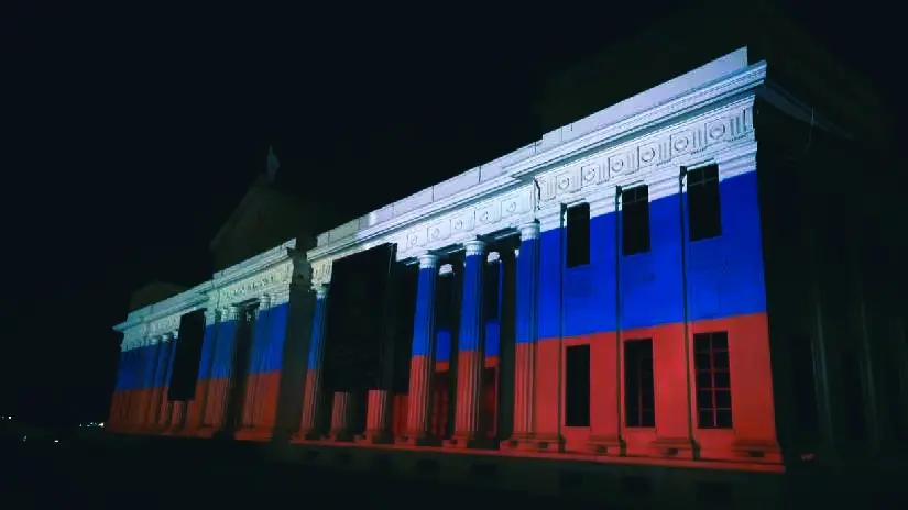 Palacio Nacional se ilumina con los colores de Rusia