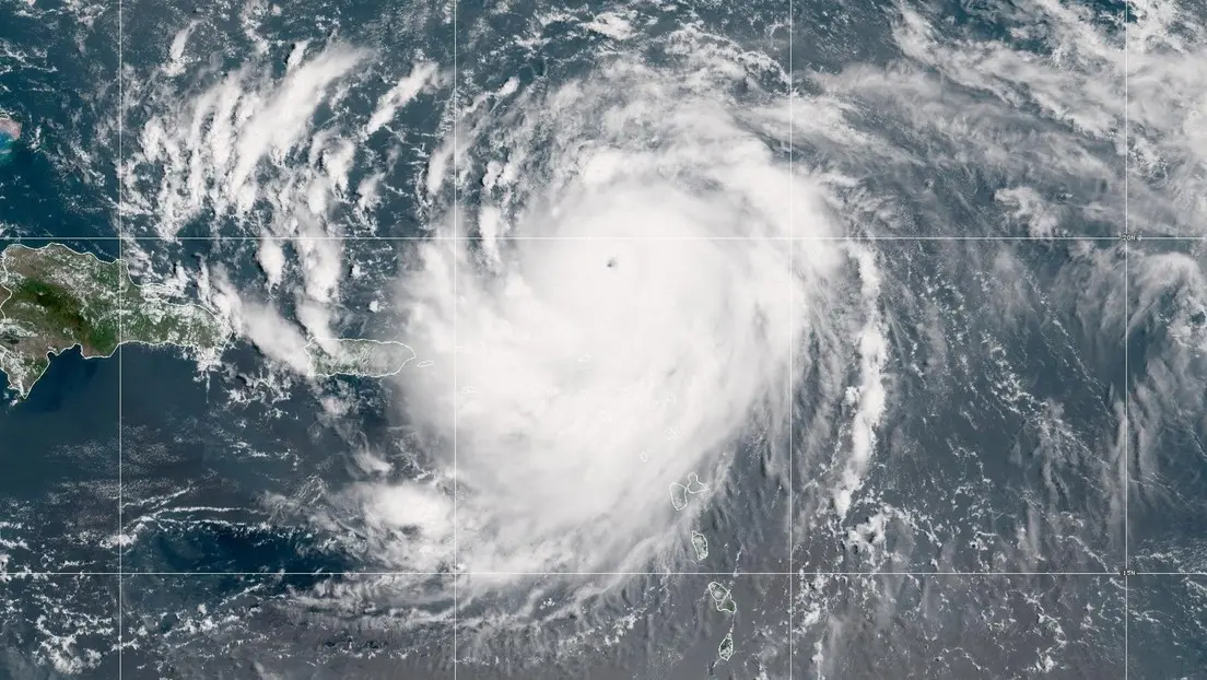 Huracán Erin avanza por el Caribe con vientos de 255 km/h