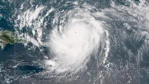 Huracán Erin avanza por el Caribe con vientos de 255 km/h