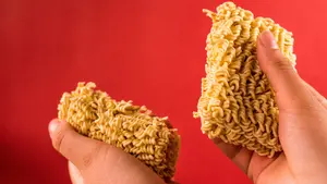 Adolescente muere tras comer tres paquetes de fideos instantáneos crudos
