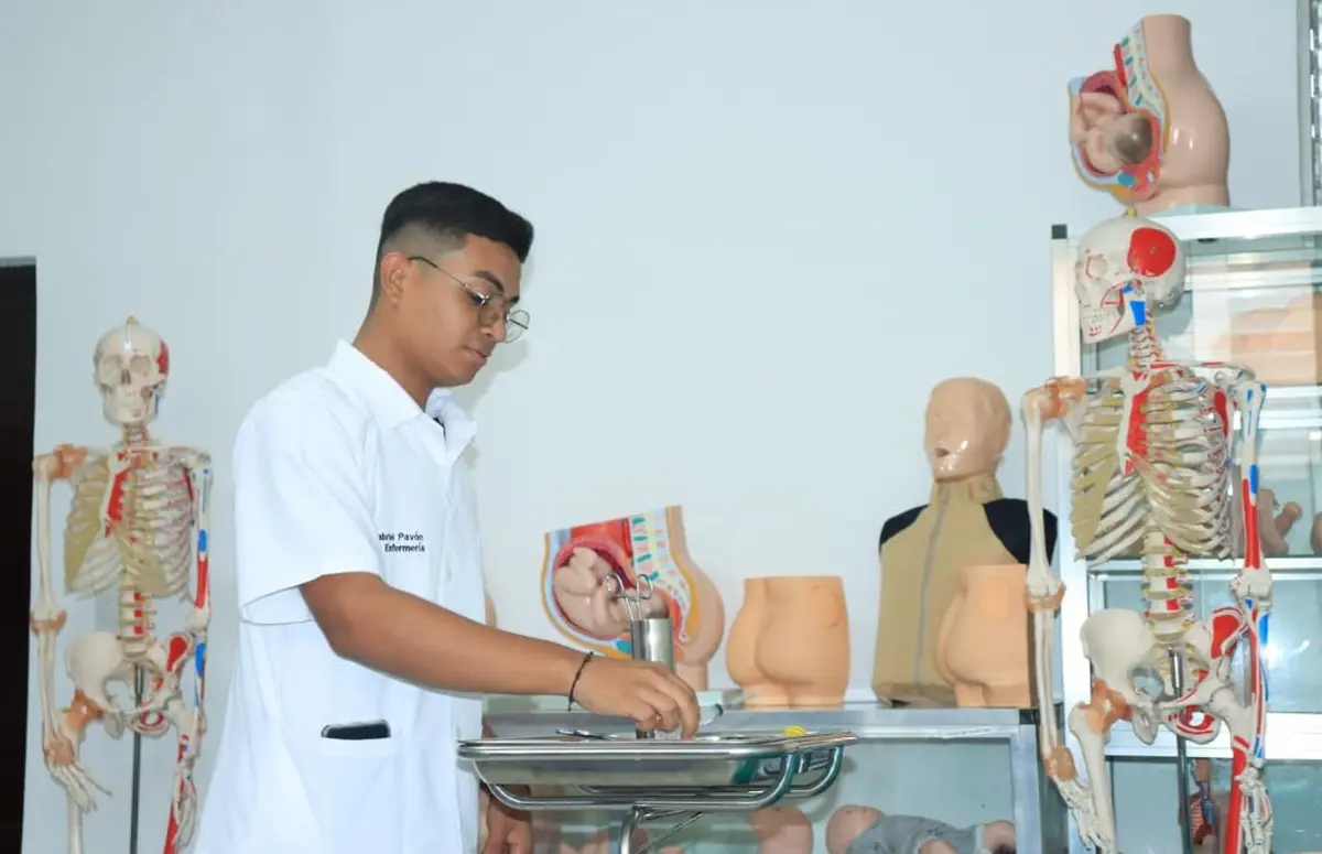 Inauguran laboratorio de Enfermería en la Universidad Ricardo Morales Avilés