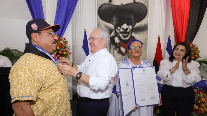 Condecoran a los Héroes del Comando Rigoberto López Pérez