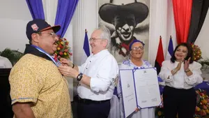 Condecoran a los Héroes del Comando Rigoberto López Pérez