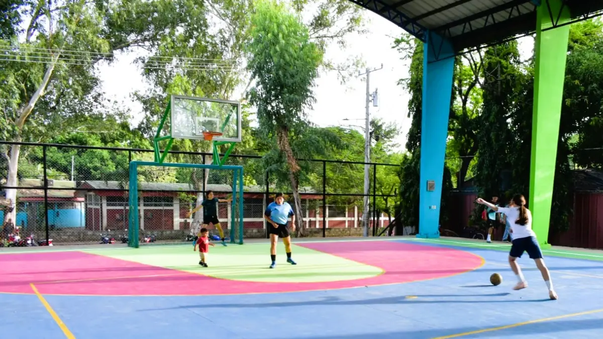 Cancha multiusos en León luce renovada para la juventud