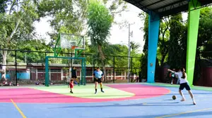 Cancha multiusos en León luce renovada para la juventud