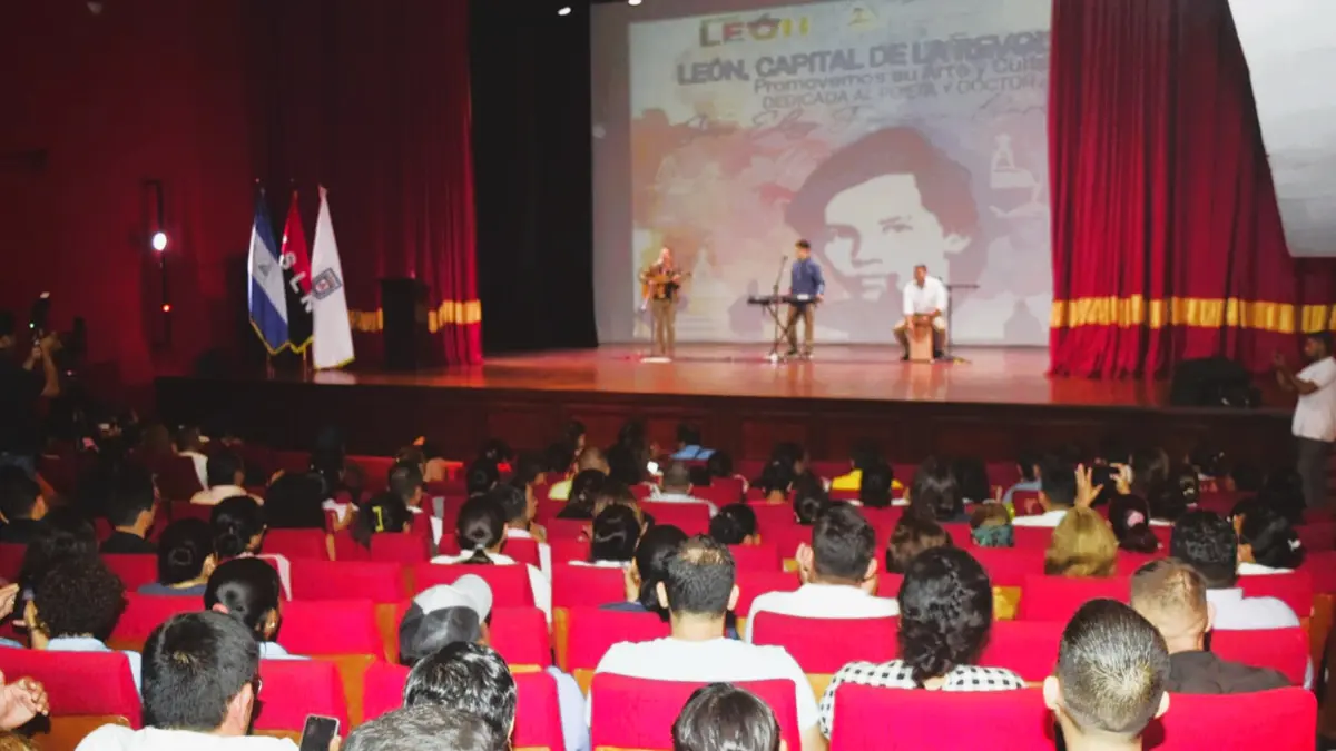 Reconocen a voces leonesas en noche de arte y poesía